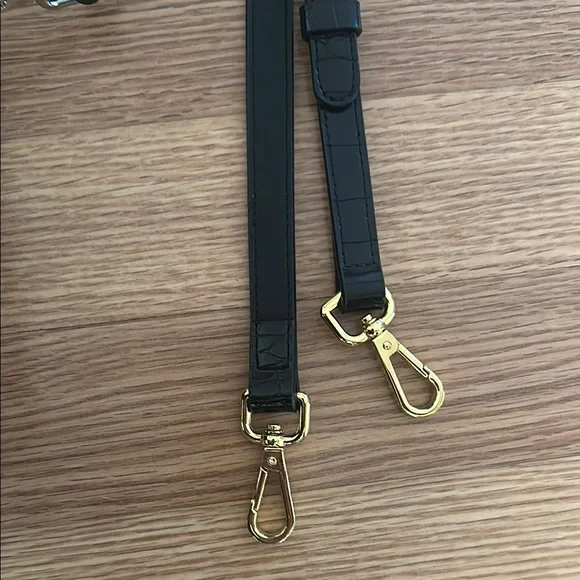 Elegant Black Crossbody Bag - Picture 3 of 4